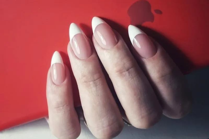 Французский рисованный маникюр гель лаком